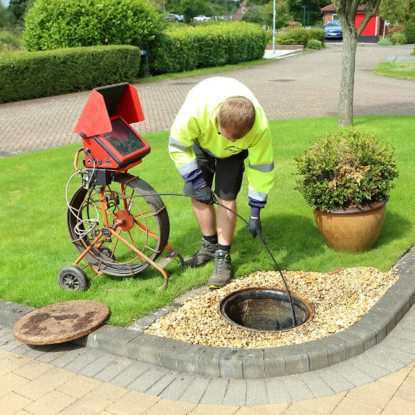 One of our engineers undertaking a professional drain unblock service